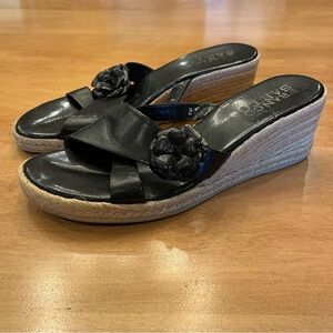 Vintage black-leather sandals, cute flower detail and natural “rope” platform